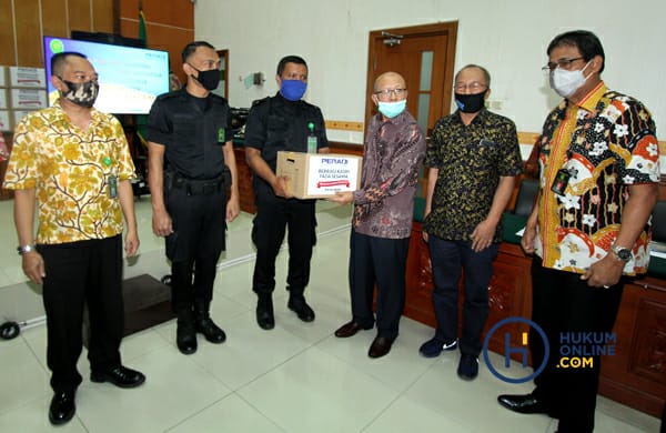 Sekjen Peradi, Thomas E. Tampubolon (ketiga kanan) memberikan bantuan kepada perwakilan tenaga honorer di Pengadilan Negeri Jakarta Barat yang terdampak kesulitan keuangan akibat Covid-19 pada Jumat (3/7/2020).  Foto: RES.