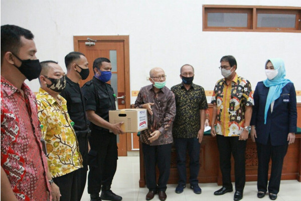 DPN Peradi menyerahkan bantuan sembako kepada tenaga honorer di Pengadilan Negeri Jakarta Barat, Jumat (3/7). Foto: istimewa.