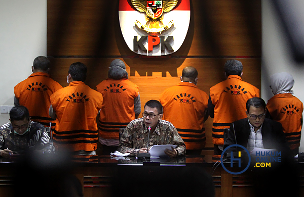 Wakil Ketua KPK Nawawi Pomolango (tengah) saat menjelaskan kronologi operasi tangkap tangan terhadap Bupati Kutai Timur Ismunandar Cs. Foto: RES