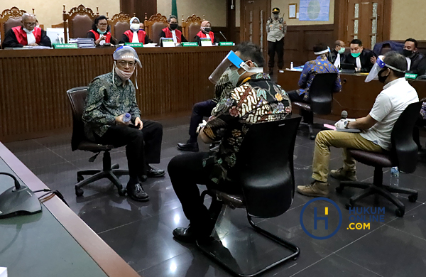Para terdakwa kasus korupsi Jiwasraya saat menjalani sidang perdana di Pengadilan Tipikor Jakarta. Foto: RES