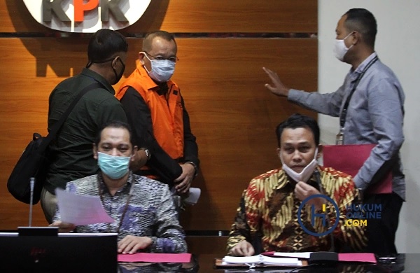 Eks Sekretaris MA Nurhadi (mengenakan rompi oranye). Foto: RES