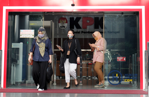 Sejumlah pegawai meninggalkan Gedung KPK Merah Putih, Jakarta, saat jam pulang kerja, Senin (10/8). Foto: RES