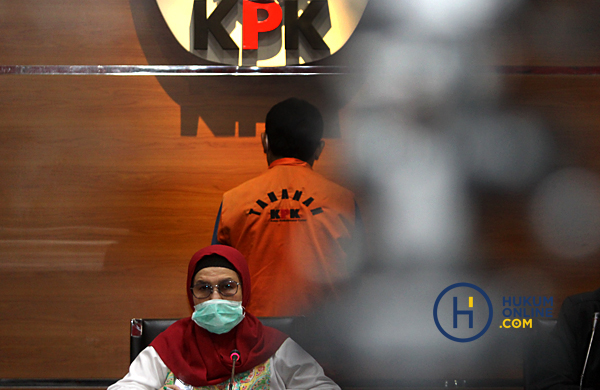 Wakil Ketua KPK Lili Pintauli Siregar saat mengumumkan menahan kembali mantan Bupati Bogor Rachmat Yasin di gedung KPK di Jakarta, Kamis (13/8). Foto:  RES