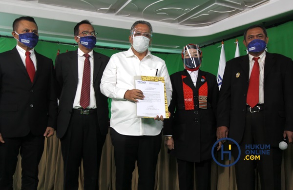 Luhut MP Pangaribuan (kemeja putih) kembali terpilih menjadi Ketua Umum DPN PERADI RBA periode 2020-2025. Foto: RES