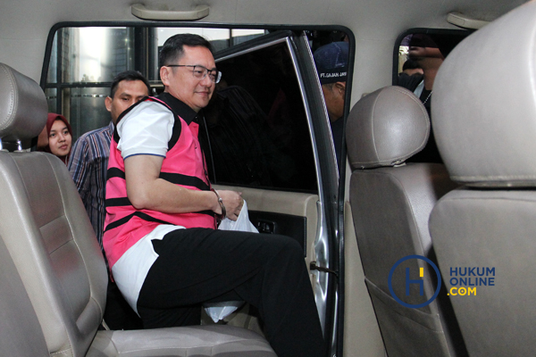 Tersangka Komisaris PT Hanson International Benny Tjokrosaputro ke luar menuju mobil tahanan usai menjalani pemeriksaan oleh tim penyidik Kejaksaan Agung di Gedung KPK di Jakarta, Selasa (21/1) lalu. Foto: RES