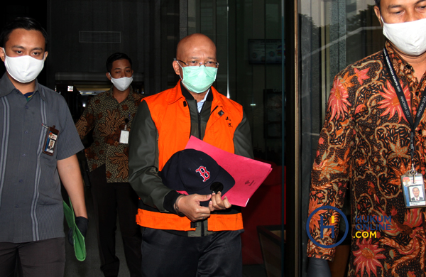 Mantan Direktur PT. Humpuss Transportasi Kimia (HTK) Taufik Agustono mengenakan rompi oranye. Foto: RES