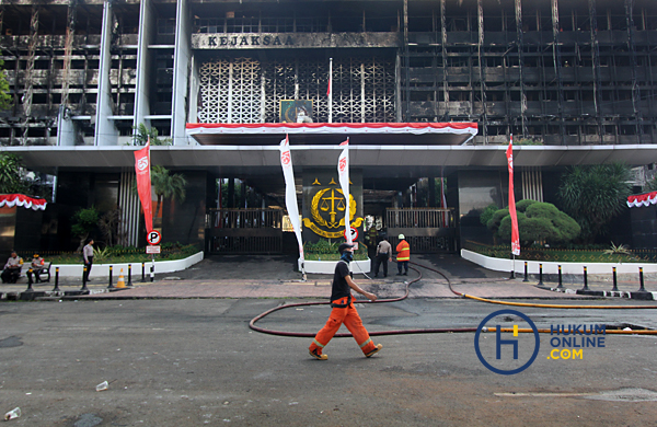 Penampakan gedung utama Kejaksaan Agung usai terbakar pada Sabtu (22/8) malam hingga Minggu (23/8) pagi. Foto: RES