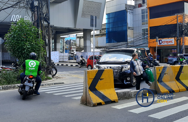 Minim Kesadaran Hukum Berlalulintas Pemotor Bebas Lawan Arah di Stasiun MRT Blok A 5.JPG