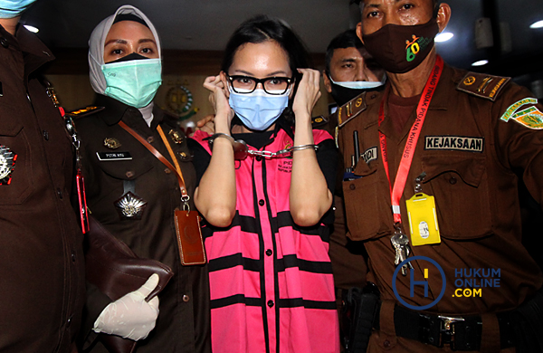 Pinangki Sirna Malasari mengenakan rompi tahanan saat dikawal petugas. Foto: RES