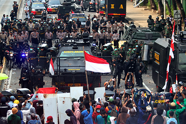 Sejumlah elemen masyarakat saat menggelar Aksi Nasional Tolak UU Cipta Kerja di Jakarta, Kamis (8/10). Foto: RES 