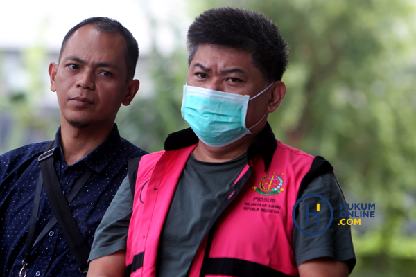 Presiden Komisaris PT Trada Alam Mineral (TRAM) Heru Hidayat mengenakan rompi tahanan saat akan diperiksa petugas pada Maret 2020 lalu. Foto: RES