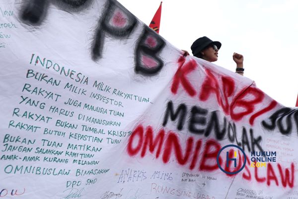 Demo buruh menentang omnibus law. Foto: RES