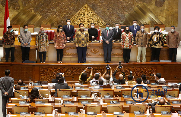 Perwakilan pemerintah berfoto bersama pimpinan DPR usai pengesahan RUU Cipta menjadi UU dalam Rapat Paripurna di Kompleks Parlemen, Senayan, Jakarta, Senin (5/10). Foto: RES