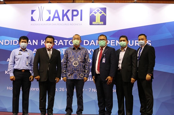 Direktur Jenderal Administrasi Hukum Umum Kementerian Hukum dan HAM, Cahyo Rahadian Muzhar (ketiga dari kiri) saat membuka Pendidikan Kurator dan Pengurus AKPI Angkatan XXVII di Jakarta. Foto: AKPI