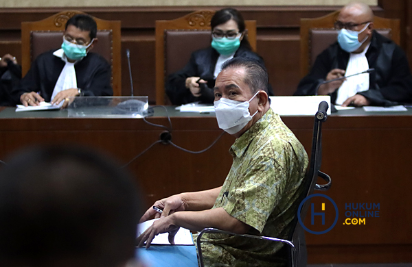 Terpidana kasus cessie Bank Bali Joko Tjandra menjalani sidang dakwaan dalam perkara dugaan suap kepada jaksa dan perwira tinggi Polri serta pemufakatan jahat di Pengadilan Tipikor, Jakarta, Senin (2/11).  Foto: RES