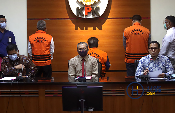 Wakil Ketua Komisi Pemberantasan Korupsi (KPK) Alexander Marwata (tengah depan) didampingi Deputi penidakan KPK Karyoto (kiri depan) dan Jubir KPK Ali Fikri (kanan depan) menyampaikan keterangan tentang penahanan tersangka kasus dugaan korupsi kegiatan penjualan dan pemasaran PT Dirgantara Indonesia di Gedung Komisi Pemberantasan Korupsi, Jakarta, Selasa (3/11). Foto: RES