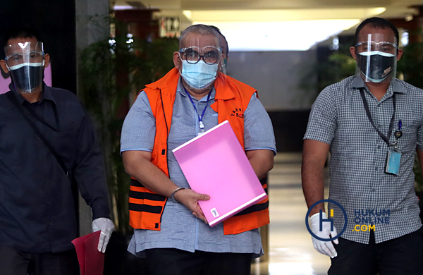 Mantan anggota DPR RI periode 2014-2019 Irgan Chairul Mahfiz mengenakan rompi tahanan usai pemeriksaan di Gedung KPK, Jakarta, Rabu (11/11). Foto: RES