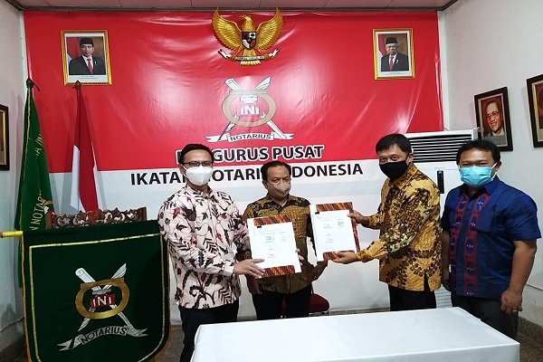 Penandatanganan MoU antara Hukumonline dan PP INI, di Jakarta, Selasa (17/11). Foto: Hol  
