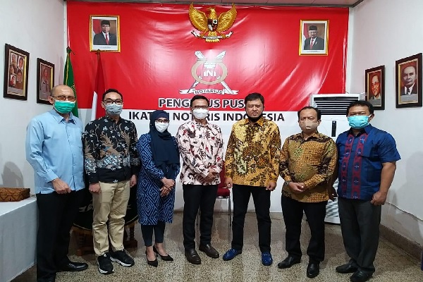 Ketua Bidang Ristek PP INI, Aulia Taufani mengenakan baju biru muda (kiri) usai penandatanganan MoU antara Hukumonline dan PP INI, di Jakarta, Selasa (17/11). Foto: Hol 