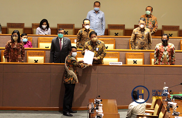 Perwakilan pemerintah berfoto bersama pimpinan DPR usai pengesahan RUU Cipta Kerja menjadi UU dalam Rapat Paripurna di Kompleks Parlemen, Senayan, Jakarta, Senin (5/10) lalu. Foto: RES