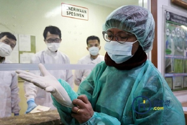 Tim medis yang sedang bertugas menangani pasien Covid-19. Foto ilustrasi: RES