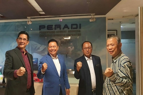 Kiri ke kanan: Ketua Harian R. Dwiyanto Prihartono; Ketua Umum Prof Otto Hasibuan; Sekjen Hermansyah Duliaimi; dan Bendahara Umum Nyana Wangsa. Foto: Humas Peradi