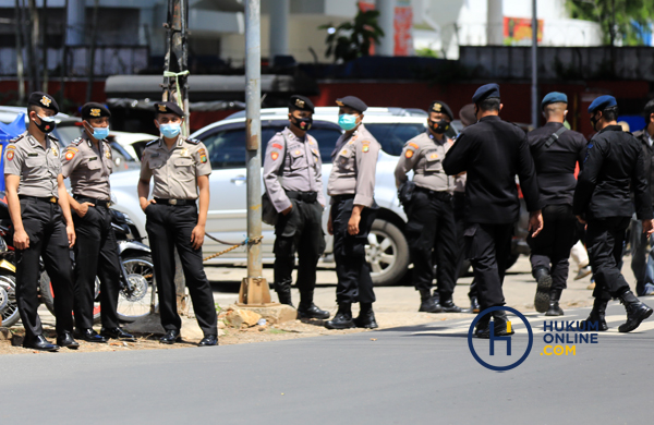 Petugas kepolisian berjaga di luar sidang praperadilan Muhammad Rizieq Shihab di Pengadilan Negeri Jakarta Selatan, Senin, (4/1/2021). Penjagaan tersebut guna mengantisipasi penetapan tersangka Muhammad Rizieq Shihab terkait kasus penghasutan kerumunan massa yang terjadi di Petamburan, 10 November 2020 yang lalu. Foto: RES