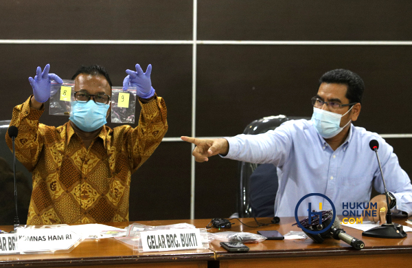Komisioner Komnas HAM Mohammad Choirul Anam (kiri) menunjukan barang bukti berupa bagian CCTV disaksikan Wakil Ketua Eksternal Komnas HAM Amiruddin (kanan). Foto: RES