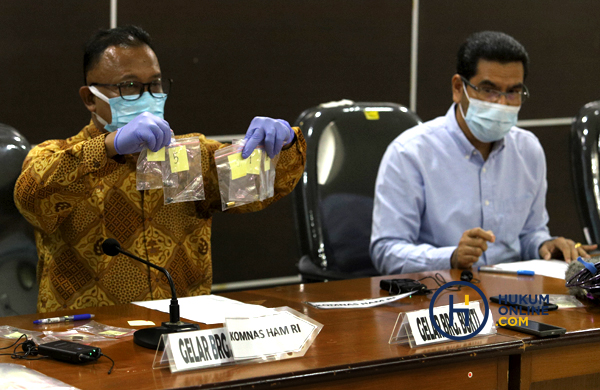 Komisioner Komnas HAM Mohammad Choirul Anam (kiri) menunjukan barang bukti berupa bagian CCTV disaksikan Wakil Ketua Eksternal Komnas HAM Amiruddin (kanan). Foto: RES