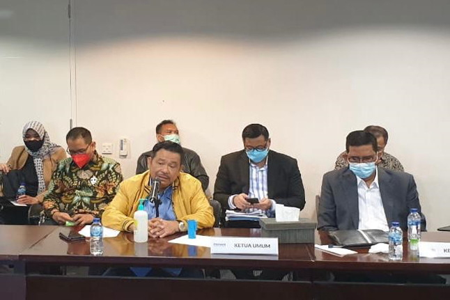 Ketua Umum Peradi, Prof. Dr. Otto Hasibuan,  S.H., M.M. saat memimpin kordinasi rapat pengurus di kantor Sekretariat Nasional Peradi,  Grand Slipi Tower,  didampingi Ketua PUPA Peradi (duduk di depan kanan), R. Dwiyanto Prihartono,  S.H., M.H.  