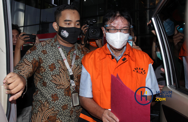 Mantan Direktur Teknik dan Pengelola Armada PT Garuda Indonesia (Persero) Hadinoto Soedigno ditahan KPK usai diperiksa penyidik, Jumat (4/12) lalu. Foto: RES