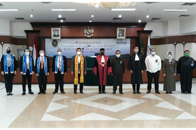 Pelantikan 330 anggota advokat PERADI di Pengadilan Tinggi DKI Jakarta. Foto: istimewa.