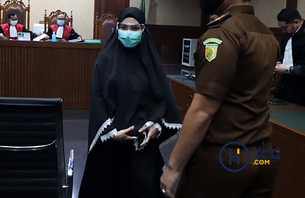 Terdakwa kasus penerimaan suap dari Djoko Tjandra terkait pengurusan fatwa Mahkamah Agung (MA), Pinangki Sirna Malasari menjalani sidang pembacaan putusan di Pengadilan Tipikor Jakarta, Senin (8/2). Foto: RES