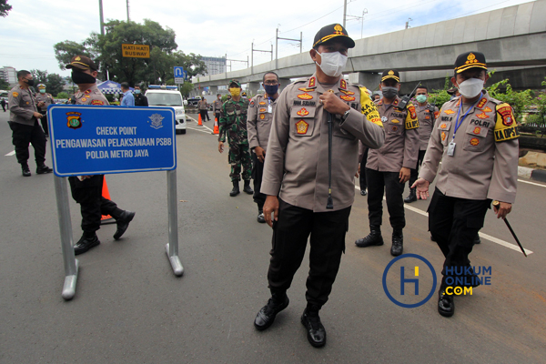 Ilustrasi pelaksanaan penegakan hukum PSBB di Jakarta. Foto: RES