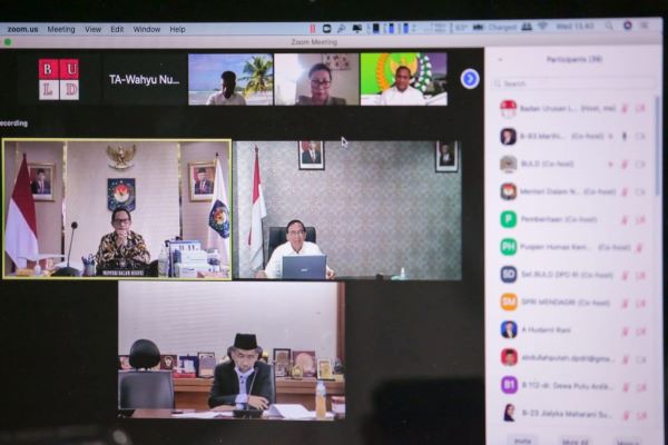 Rapat kerja Badan Urusan Legislasi Daerah Dewan Perwakilan Daerah (BULD DPD) bersama Mendagri Muhammad Tito Karnavian secara daring, Rabu (10/2). Foto: Rfq 