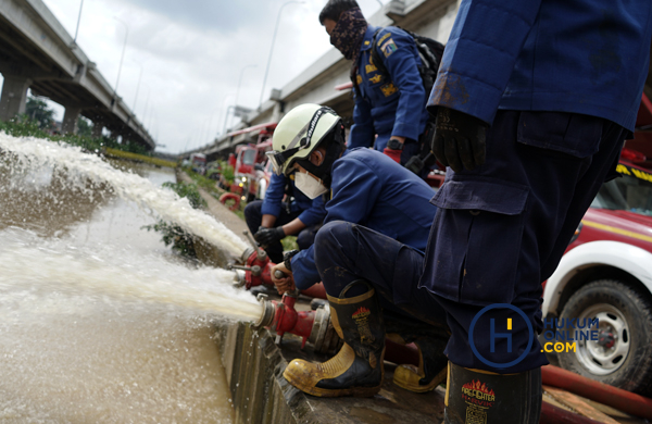 Damkar Sedot Air Banjir di Cipinang Melayu 2.JPG