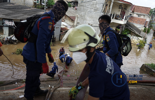 Damkar Sedot Air Banjir di Cipinang Melayu 1.JPG