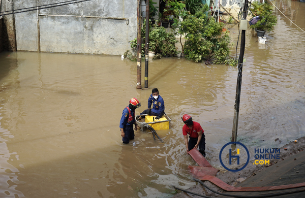 Damkar Sedot Air Banjir di Cipinang Melayu 3.JPG