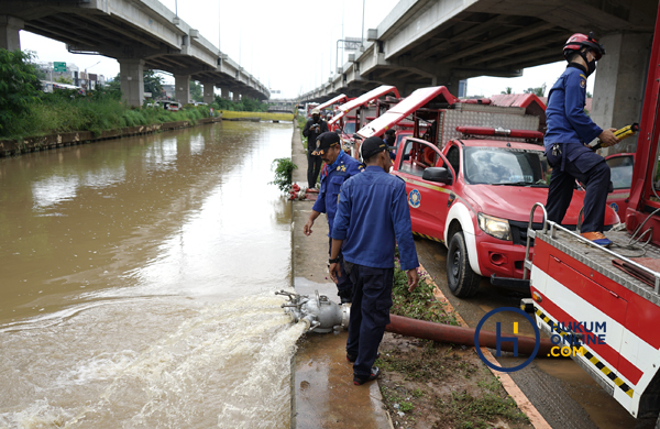 Damkar Sedot Air Banjir di Cipinang Melayu 4.JPG