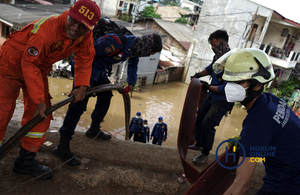 Damkar Sedot Air Banjir di Cipinang Melayu 5.JPG