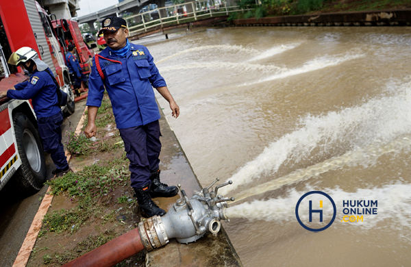 Damkar Sedot Air Banjir di Cipinang Melayu 6.JPG