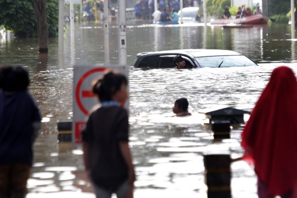 Ilustrasi mobil terendam banjir. Foto: RES