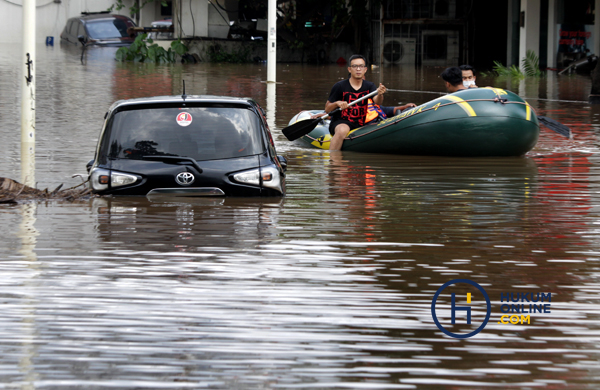 Sejumlah Mobil Terendam Banjir 1.JPG