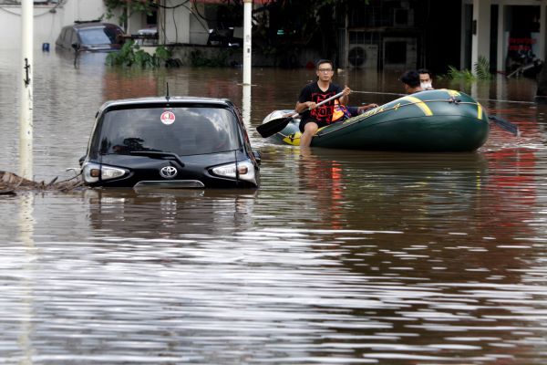 Ilustrasi mobil menerobos banjir. Foto: RES