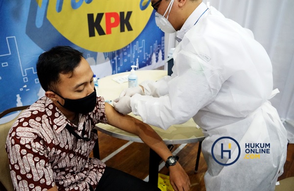 Dewan Pengawas (Dewas) Komisi Pemberantasan Korupsi (KPK) beserta karyawan dan tahanan saat melaksanakan vaksinasi covid-19 di Gedung Penunjang KPK di Jakarta, Kamis (18/2). Foto: RES