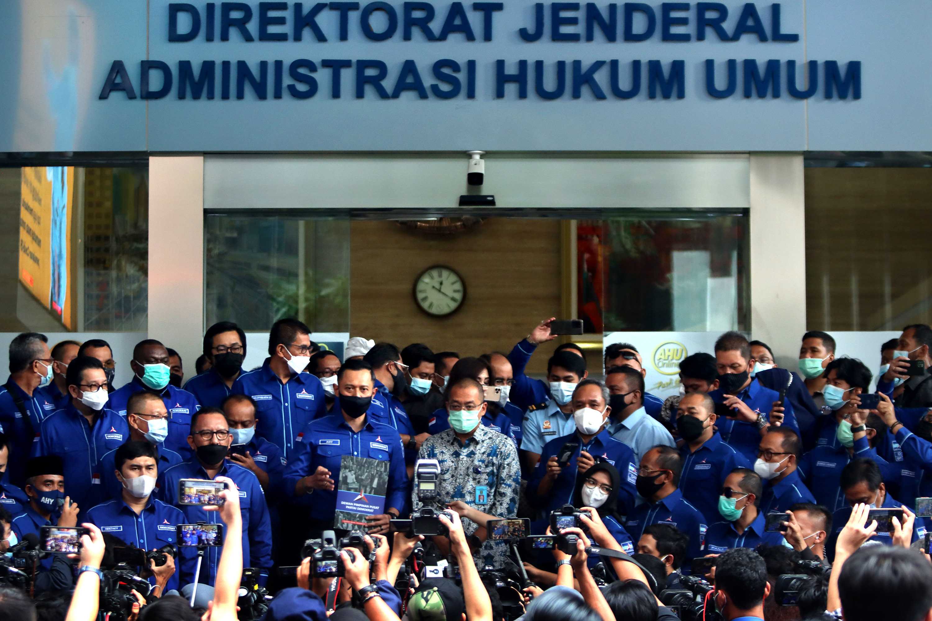Ketua Umum Partai Demokrat Agus Harimurti Yudhoyono (AHY) (tengah) menyerahkan berkas keabsahan organisasi dan AD/ART partai kepada Dirjen AHU Kemenkumham Cahyo R Muzhar (baju batik) di Kantor Kemenkumham, Senin (8/3/2021). Foto: RES 