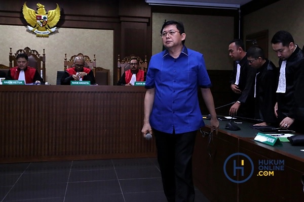 Advokat Lucas (berkemeja biru) usai menjalani sidang pembacaan vonis majelis hakim di Pengadilan Tipikor Jakarta, Rabu (20/3/2019) lalu. Foto: RES
