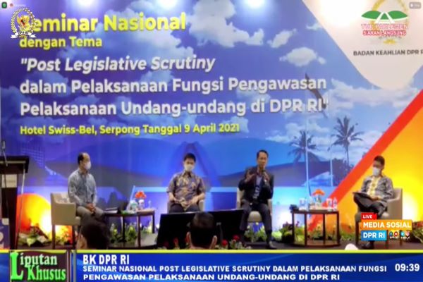 Sejumlah narasumber dalam diskusi daring dan luring bertajuk 'Post Legislative Scrutiny dalam Pelaksanaan Fungsi Pengawasan Pelaksanaan Undang-Undang di DPRâ€ di Tangerang, Jumat (9/4/2021). Foto: RFQ