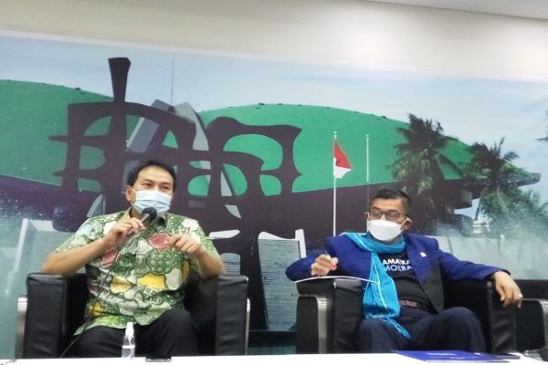 Wakil Ketua DPR Aziz Syamsuddin (kiri) bersama narasumber lain saat diskusi terkait pembahasan materi RUU Kejaksaan, Selasa (14/4/2021). Foto: RFQ