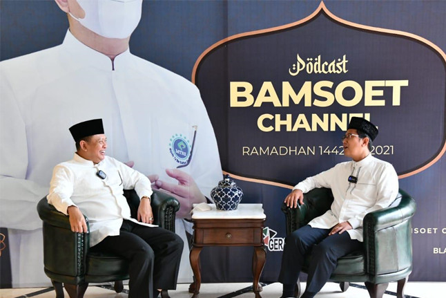 Bambang Soesatyo bersama Ketua Bidang Dakwah dan Ukhuwah MUI, KH Muhammad Cholil Nafis, membedah panduan ibadah puasa Ramadan di tengah pandemi Covid-19. Foto: istimewa.